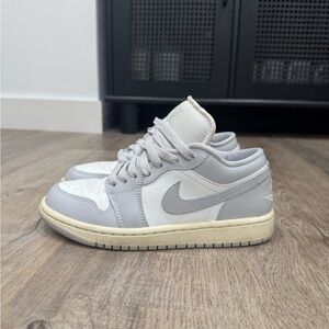 Jordan Low-Top Sneakers in White and Light Gray